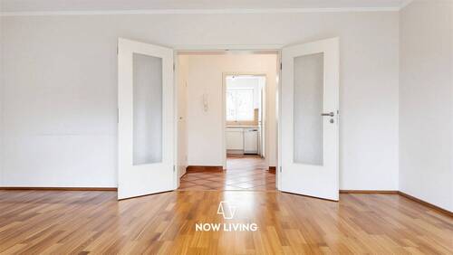 Wohnzimmer - Ankommen und wohlfühlen: Lichtdurchflutete 3-Zimmer-Wohnung mit Balkon