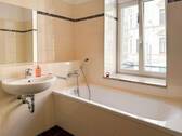 Tageslichtbad mit Badewanne - 