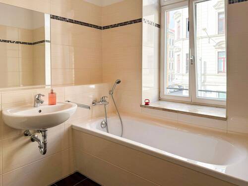 Tageslichtbad mit Badewanne - 