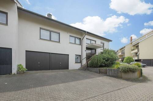 Straßenansicht - 7 Zimmer Mehrfamilienhaus, Wohnhaus zum Kaufen in Pforzheim / Büchenbronn
