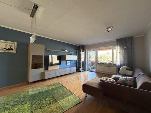 Wohnzimmer - Großzügige 3-Zimmer-Wohnung mit Balkon und EBK