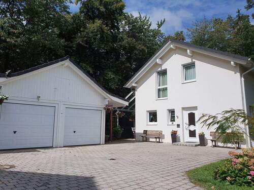 Ansicht. - In GRÜNER und RUHIGER Lage -- Modernes EINFAMILIENHAUS mit 2 GARAGEN