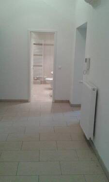 Wohnung 6.1, Flur mit Blick zum Bad.jpg - 