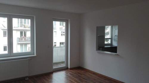 Wohnzimmer mit Durchreiche - 