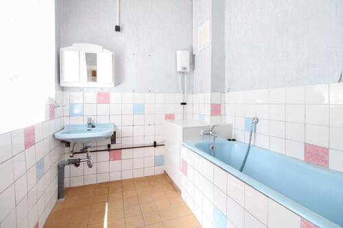 Badezimmer mit Badewanne - 