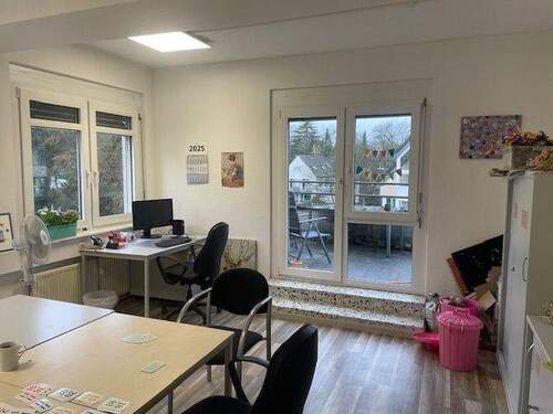 Büroraum 3 mit Ausgang zum Balkon - 