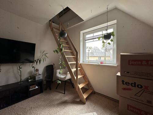 Zimmer OG mit Treppe zum Spitzboden - 