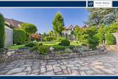 Blick in den Garten - Außergewöhnliches Einfamilienhaus mit Gartenidylle & Doppelgarage - in ruhiger Lage