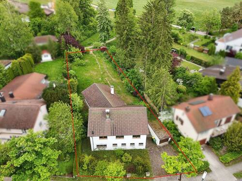 Ansicht straßenseitig - Richtung Osten - Seltenes Grundstück mit viel Potential