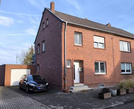 Wohnhaus + Garage - Haushälfte vermietet! Vollkeller, Wintergarten, große Garage!