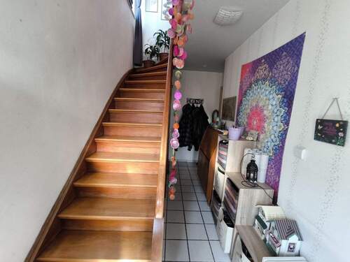 Flur mit Treppe - Doppelhaushälfte mit 93,60 m&sup2; in Hückelhoven zum Kaufen