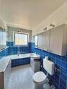 Badezimmer mit Badewanne und Glas-Duschwand - 