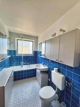 Badezimmer mit Badewanne und Glas-Duschwand - 