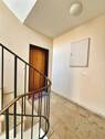 Treppenhaus mit Blick auf die Wohnungstür - 