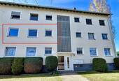 Ansicht von der Straßenseite auf Bad-, Küchen und Kinderzimmerfenster - Einziehen & wohlfühlen... 3-Zimmer-Wohnung mit Garage in Uelzen - in 5 Minuten im Zentrum