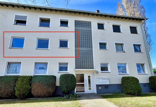 Ansicht von der Straßenseite auf Bad-, Küchen und Kinderzimmerfenster - Einziehen & wohlfühlen... 3-Zimmer-Wohnung mit Garage in Uelzen - in 5 Minuten im Zentrum