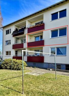 Ansicht von der Westseite auf den Balkon mit Schlafzimmerfenster und das Wohnzimmerfenster - 3 Zimmer Etagenwohnung zum Kaufen in Uelzen