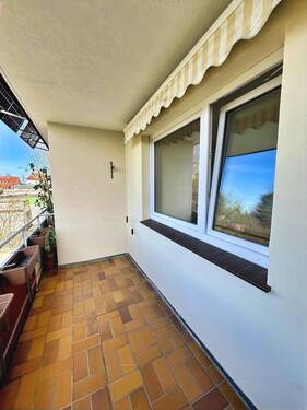 Blick auf den West-Balkon und das Schlafzimmerfenster - 