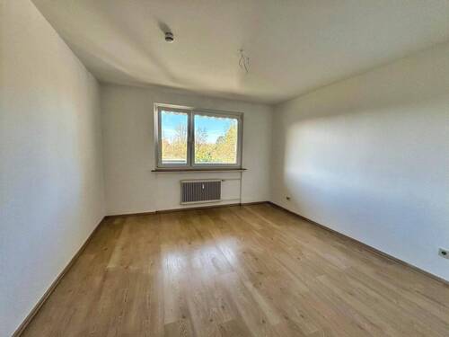 Schlafzimmer mit Fenster zur Westseite des Hauses - 