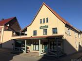 Objektansicht - Schöne 2 Zimmer Wohnung mit Balkon und Einbauküche in Kroppenstedt am Markt.