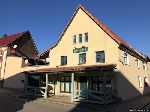 Objektansicht - Schöne 2 Zimmer Wohnung mit Balkon und Einbauküche in Kroppenstedt am Markt.