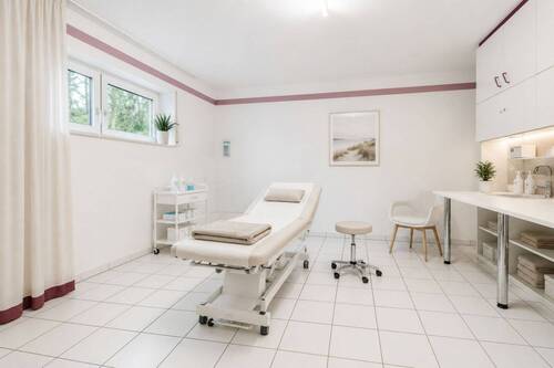 Behandlungszimmer_KI_staging - 