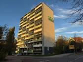 Ansicht Straße - Nachnutzer gesucht! Große 2-Raumwohnung mit Balkon und einer Singleküche