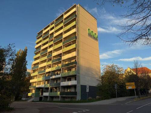 Ansicht Straße - Nachnutzer gesucht! Große 2-Raumwohnung mit Balkon und einer Singleküche
