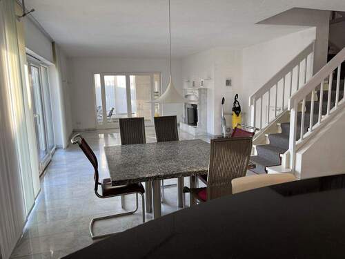 Wohnzimmer mit Esstisch - 