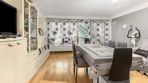 Wohnzimmer 1 - Helle 3,5-Zimmer-Wohnung mit Loggia und Tiefgaragenstellplatz