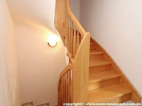 Bild 9 Treppe zum Dachgeschoss - 