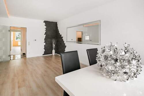 Wohn- und Esszimmer - Urbanes Wohnen in Bestlage: Renovierte Eigentumswohnung mit Balkon und Stellplätzen!