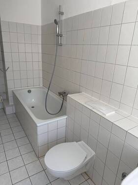 Badewanne und WC - 
