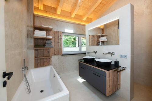 Tageslichtbad mit Wanne und Dusche I DG - 