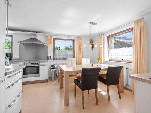 Moderner Wohn-Essbereich im Haupthaus - 