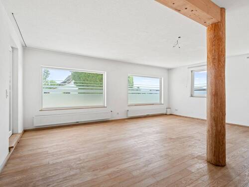 Heller, vielseitig nutzbarer Raum mit Naturholzelementen - 