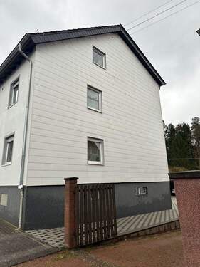 Seitenansicht - 7 Zimmer Mehrfamilienhaus, Wohnhaus in Bexbach