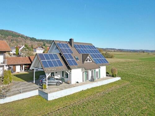 Luftbild mit PV-Anlage - 7 Zimmer Einfamilienhaus in Marktrodach