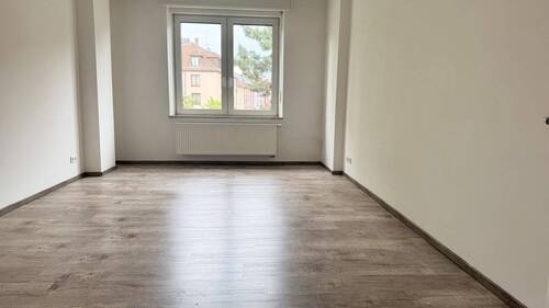 Wohnzimmer.jpeg - Kopernikusplatz ! Charmante 3 Zi.-Altbau-Whg, 75 m², Balkon, EBK gegen Ablöse, 3.OG ohne Aufzug