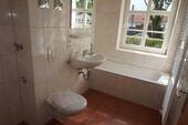 Badezimmer - Moderner Grundriss Bad mit Fenster u.v.m. frei ab sofort !