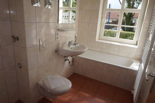 Badezimmer - Moderner Grundriss Bad mit Fenster u.v.m. frei ab sofort !