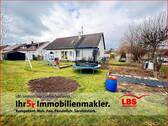 Hausansicht mit Garten - Wohnhaus mit 911 m² Grundstück - vermietet & mit Entwicklungspotenzial