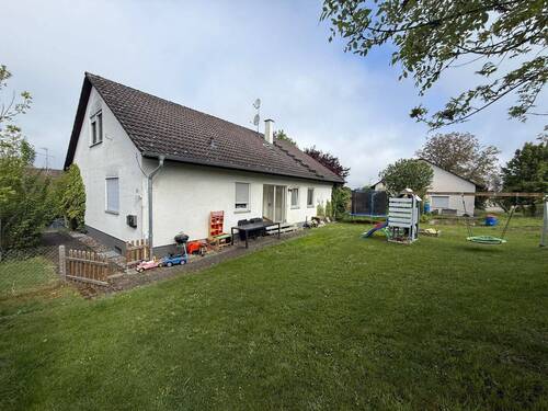 Hausansicht mi Eingang - 6 Zimmer Mehrfamilienhaus, Wohnhaus zum Kaufen in Wald
