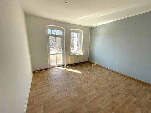 Wohnzimmer mit Balkon - 