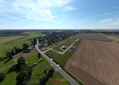 Luftbild - Blick nach Süden - Stand September 2023 - Bauplatz 8 in Bahrdorf - Familienfreundlich & naturnah im Bäckerweg Ost