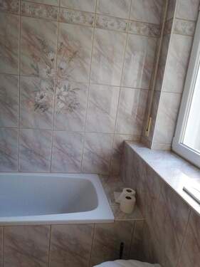 Bad mit Badewanne im U.G. - 