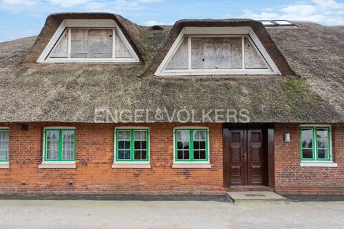 Westansicht des Hauses mit Eingangsbereich - 