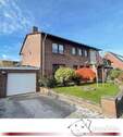 Hausansicht mit Garage - Nicht alltägliche 3-Zimmerwohnung mit Garten in guter Lage von Kleinenbroich Nähe Jüchener Bach