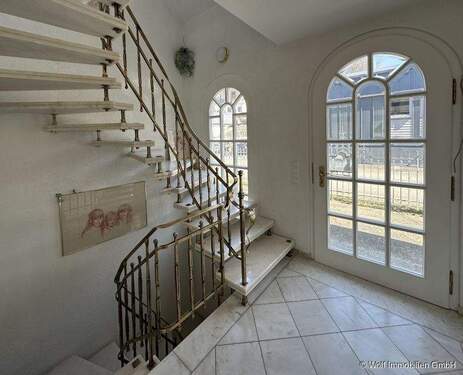 EG - Diele-Treppenhaus - 7 Zimmer Einfamilienhaus in Weinbach / Fürfurt