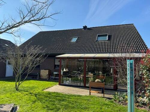 Rückansicht mit Wintergarten - 9 Zimmer Einfamilienhaus zum Kaufen in Irmenach